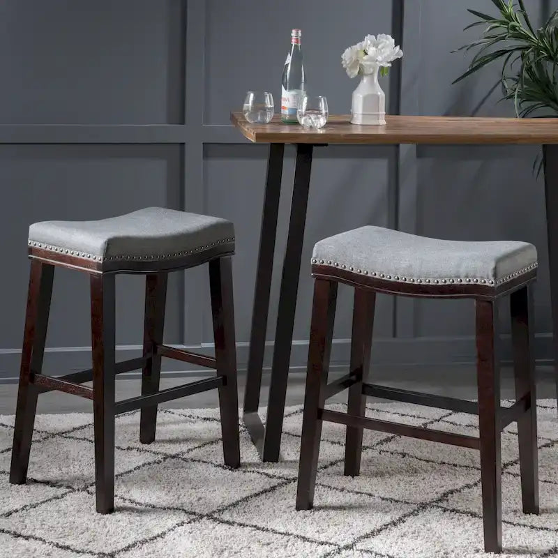 Tabouret de bar contemporain rembourré en forme de selle avec garniture cloutée, pieds marron foncé