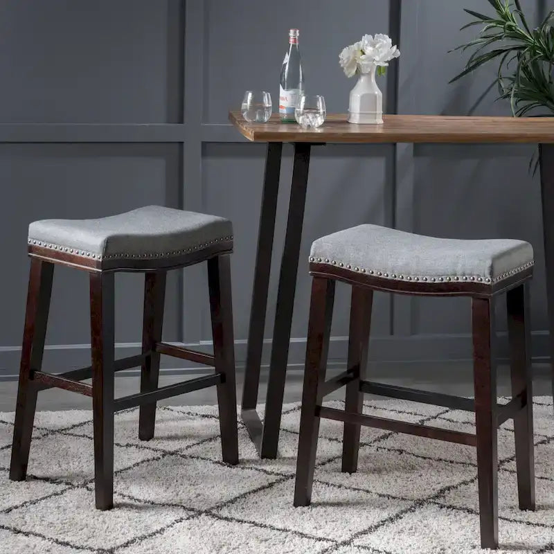 Tabouret de bar contemporain rembourré en forme de selle avec garniture cloutée, pieds marron foncé