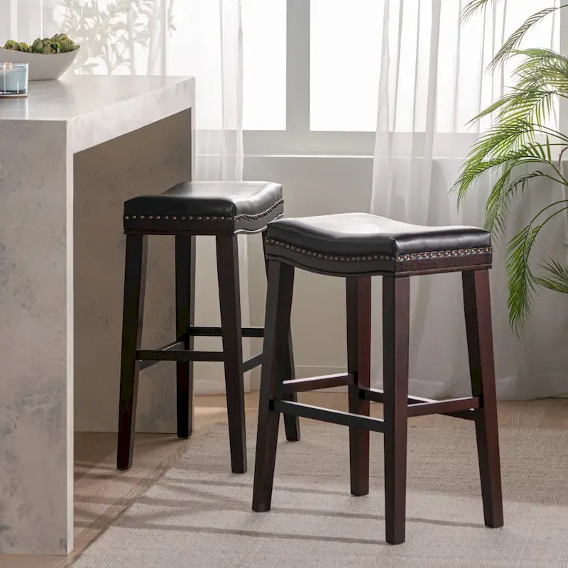 Tabouret de bar contemporain rembourré en forme de selle avec garniture cloutée, pieds marron foncé