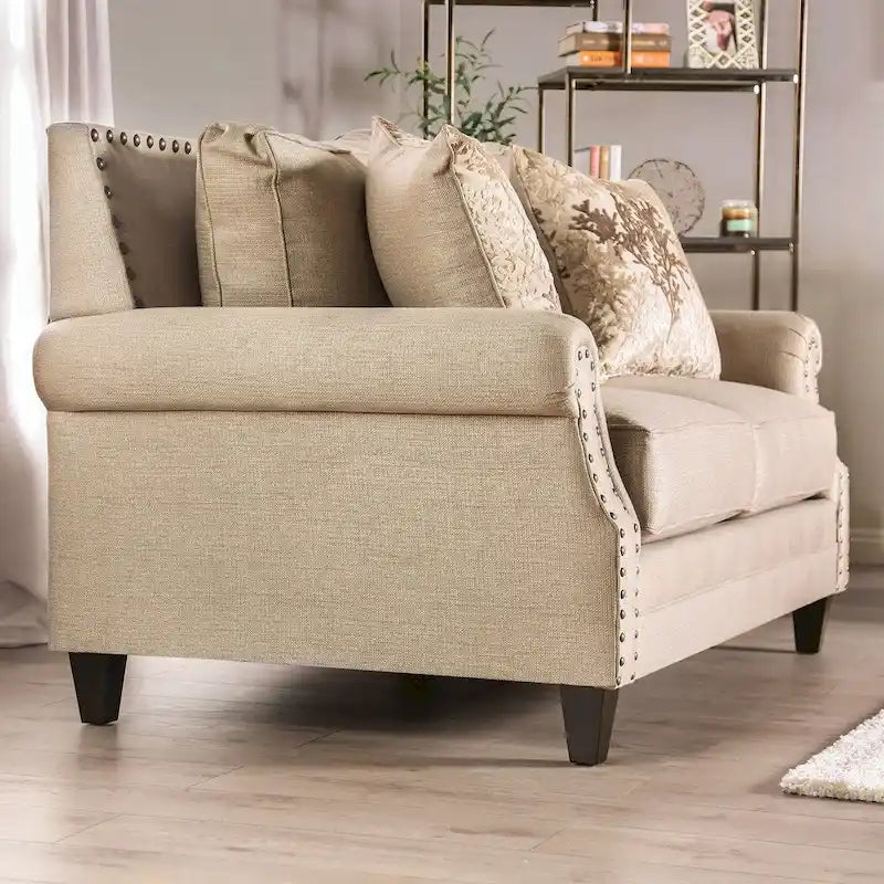 Causeuse rembourrée en chenille beige de style transitoire avec garniture cloutée et coussins décoratifs dorés
