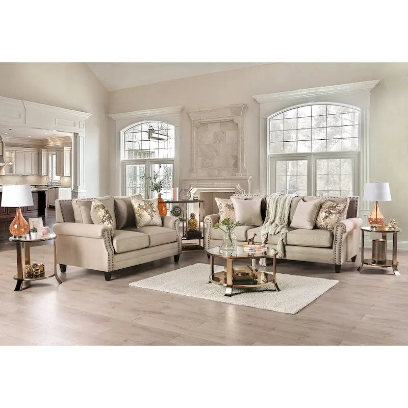 Causeuse rembourrée en chenille beige de style transitoire avec garniture cloutée et coussins décoratifs dorés