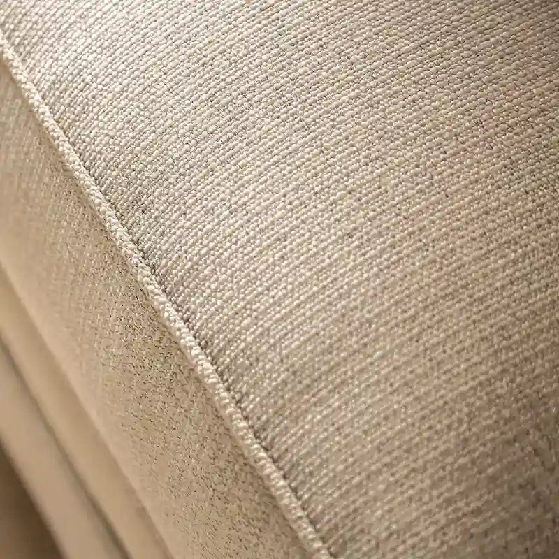 Causeuse rembourrée en chenille beige de style transitoire avec garniture cloutée et coussins décoratifs dorés