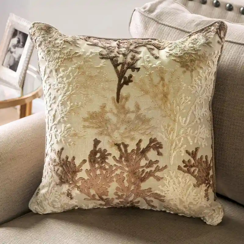 Causeuse rembourrée en chenille beige de style transitoire avec garniture cloutée et coussins décoratifs dorés