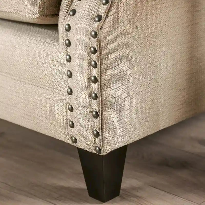Causeuse rembourrée en chenille beige de style transitoire avec garniture cloutée et coussins décoratifs dorés