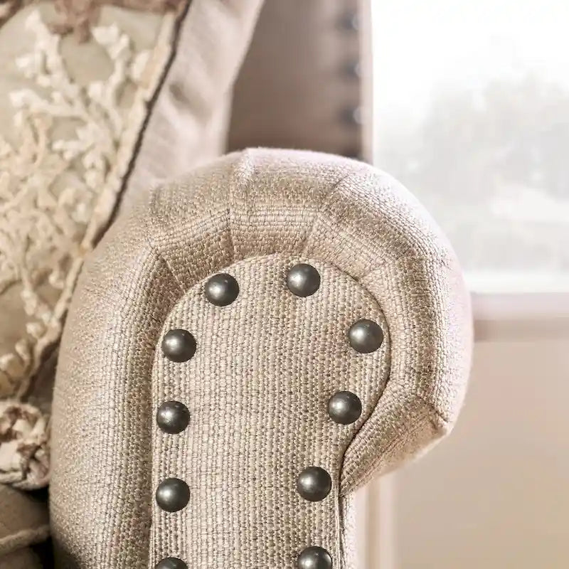 Causeuse rembourrée en chenille beige de style transitoire avec garniture cloutée et coussins décoratifs dorés