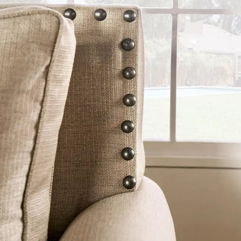Causeuse rembourrée en chenille beige de style transitoire avec garniture cloutée et coussins décoratifs dorés
