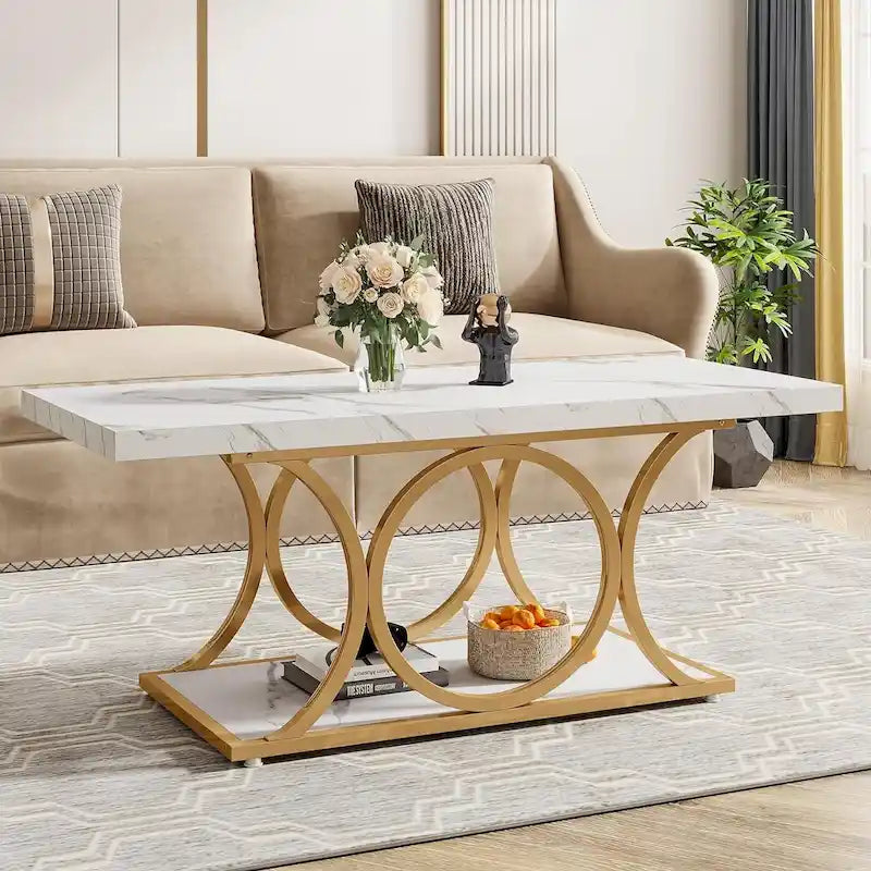 Table basse rectangulaire avec plateau effet marbre et piètement géométrique en métal doré