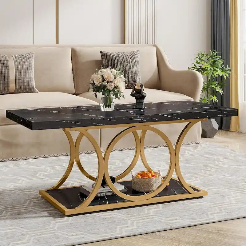 Table basse rectangulaire avec plateau effet marbre et piètement géométrique en métal doré