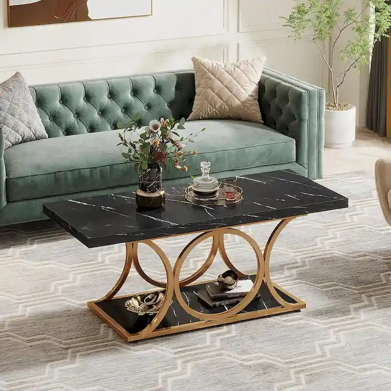 Table basse rectangulaire avec plateau effet marbre et piètement géométrique en métal doré