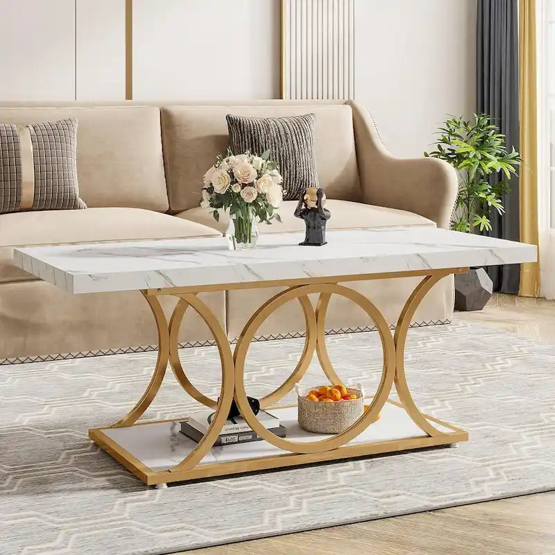 Table basse rectangulaire avec plateau effet marbre et piètement géométrique en métal doré