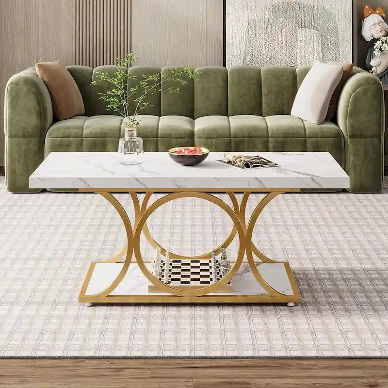 Table basse rectangulaire avec plateau effet marbre et piètement géométrique en métal doré