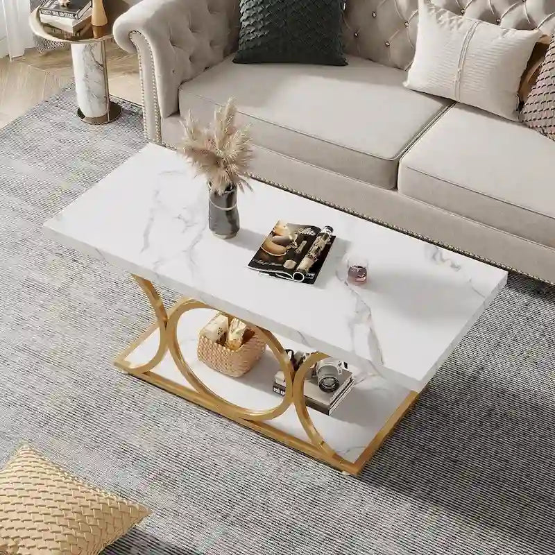 Table basse rectangulaire avec plateau effet marbre et piètement géométrique en métal doré