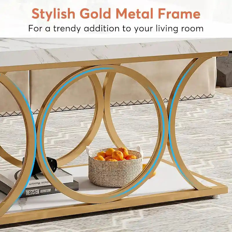 Table basse rectangulaire avec plateau effet marbre et piètement géométrique en métal doré