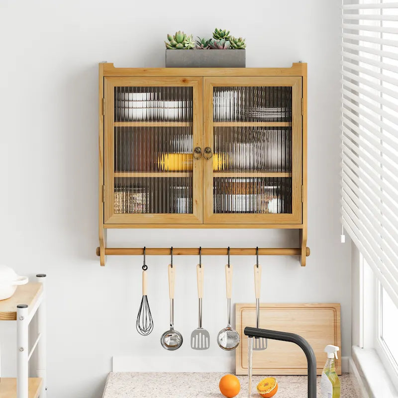 Armoire murale en bois massif avec portes en verre cannelé et patères.