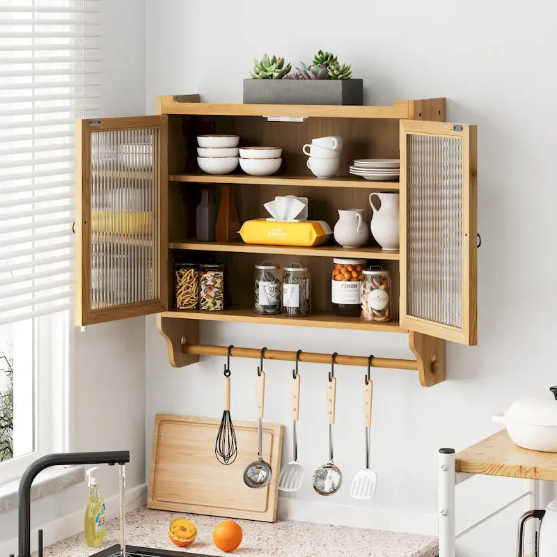 Armoire murale en bois massif avec portes en verre cannelé et patères.