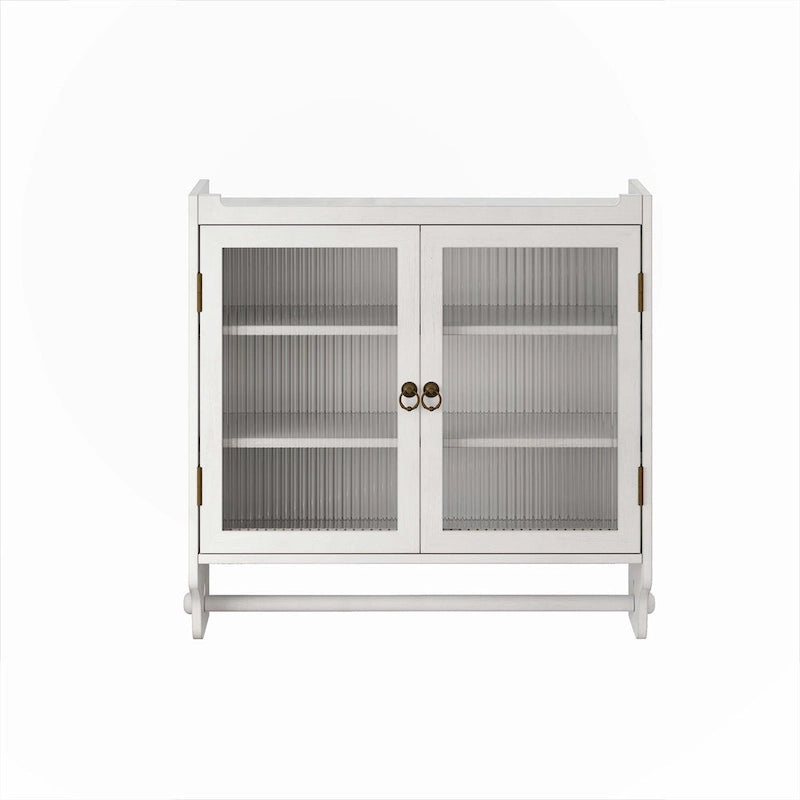 Armoire murale en bois massif avec portes en verre cannelé et patères.