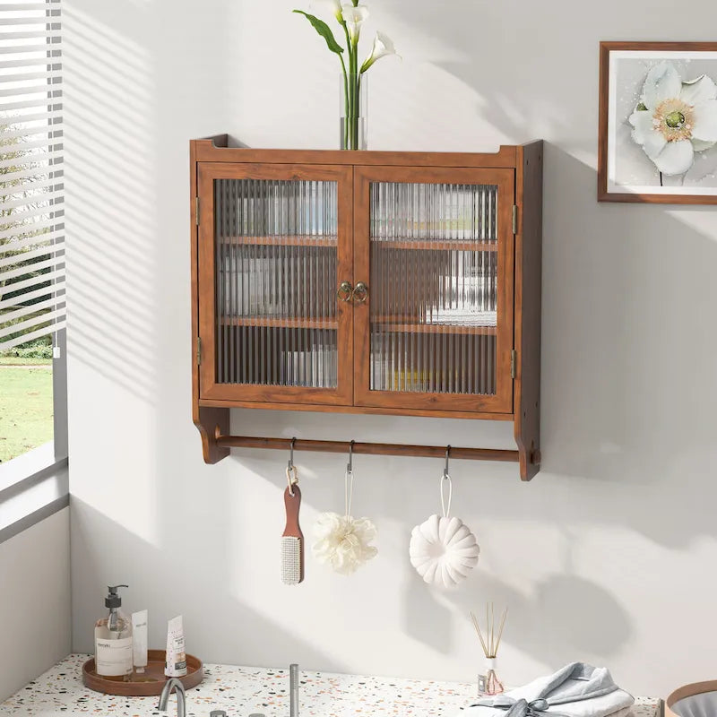 Armoire murale en bois massif avec portes en verre cannelé et patères.
