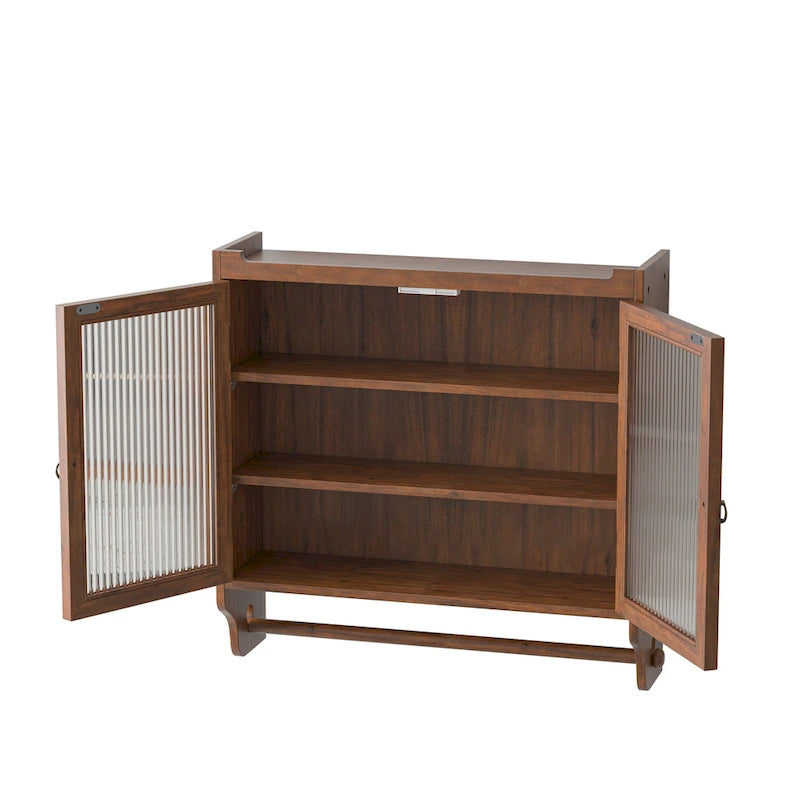 Armoire murale en bois massif avec portes en verre cannelé et patères.