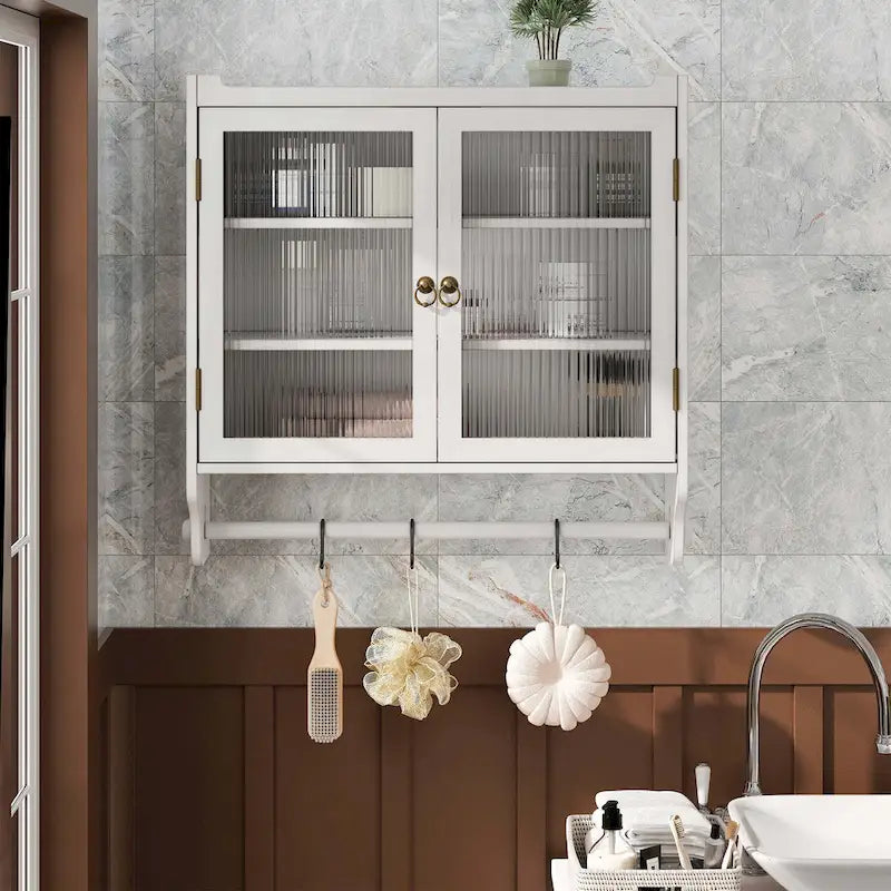 Armoire murale en bois massif avec portes en verre cannelé et patères.