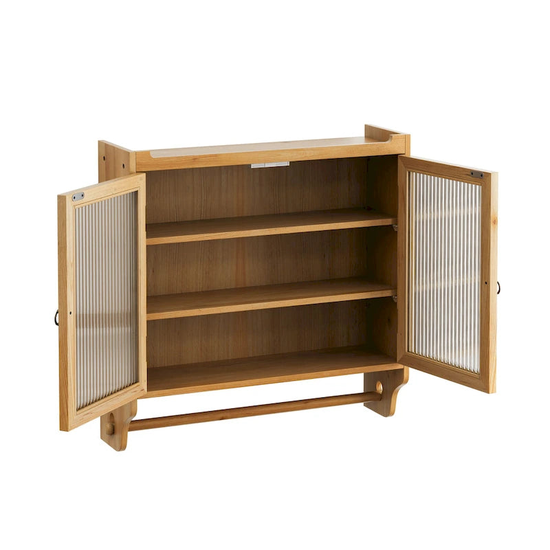 Armoire murale en bois massif avec portes en verre cannelé et patères.