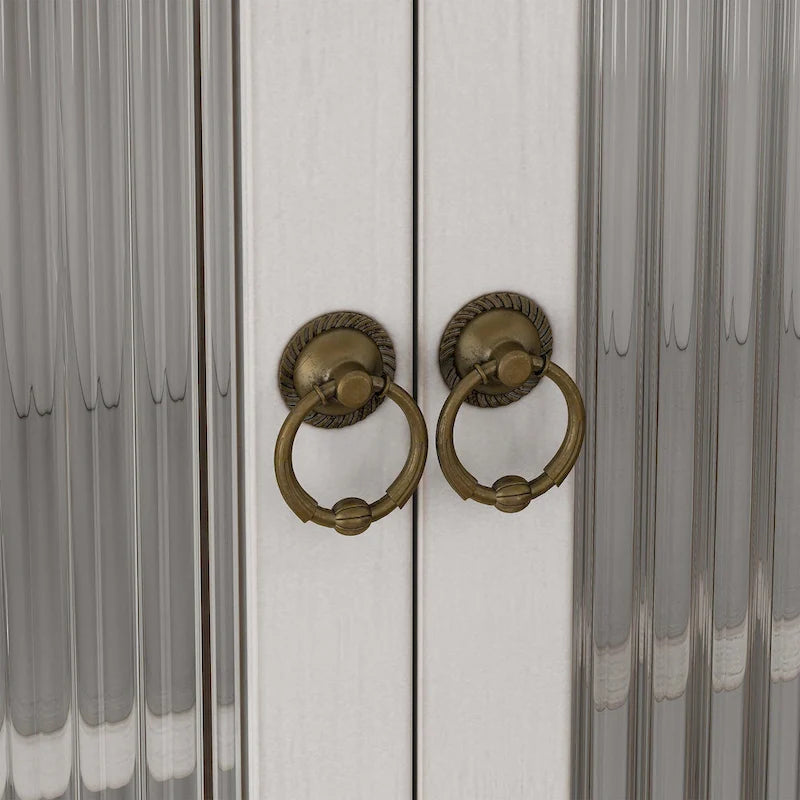 Armoire murale en bois massif avec portes en verre cannelé et patères.