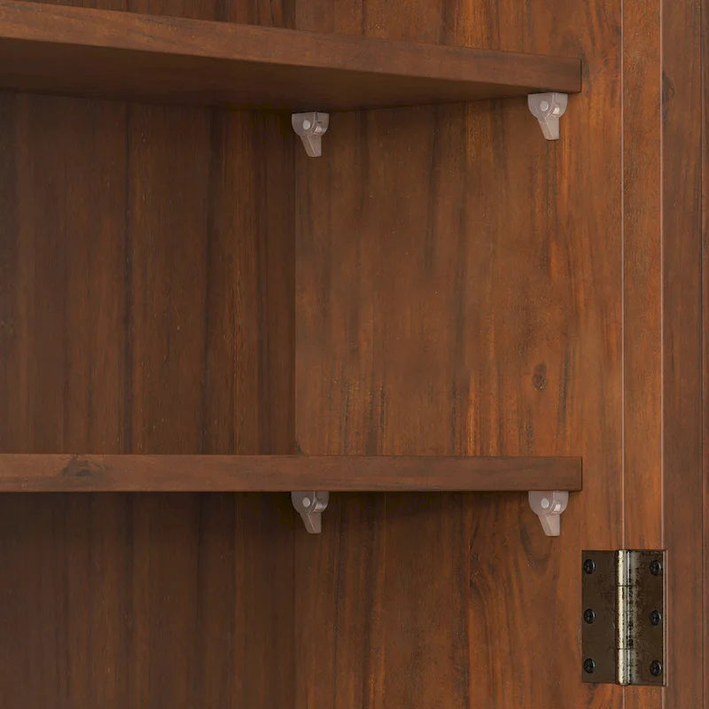 Armoire murale en bois massif avec portes en verre cannelé et patères.
