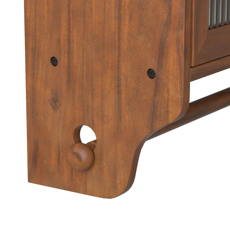 Armoire murale en bois massif avec portes en verre cannelé et patères.