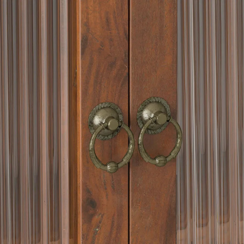 Armoire murale en bois massif avec portes en verre cannelé et patères.