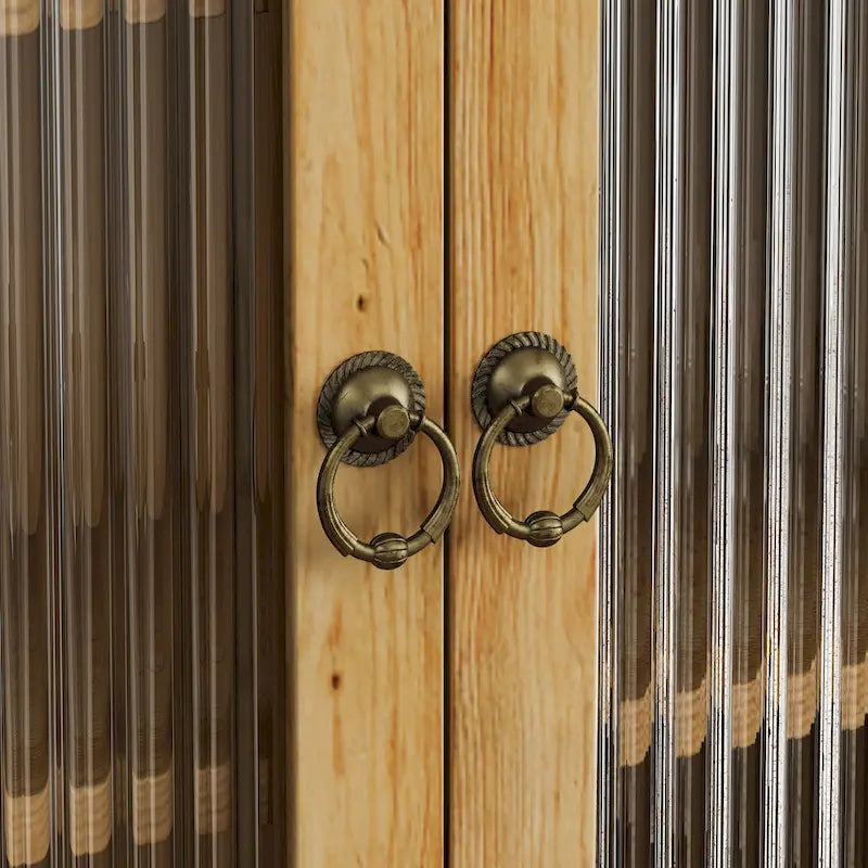 Armoire murale en bois massif avec portes en verre cannelé et patères.