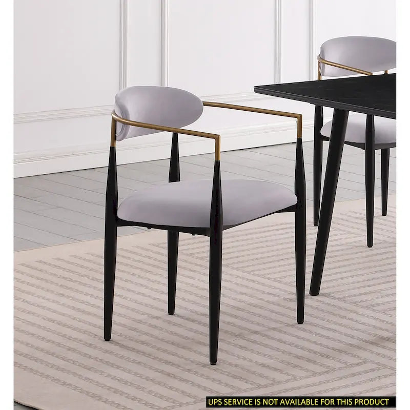 Chaise de salle à manger contemporaine rembourrée avec accoudoirs et structure en métal noir et or