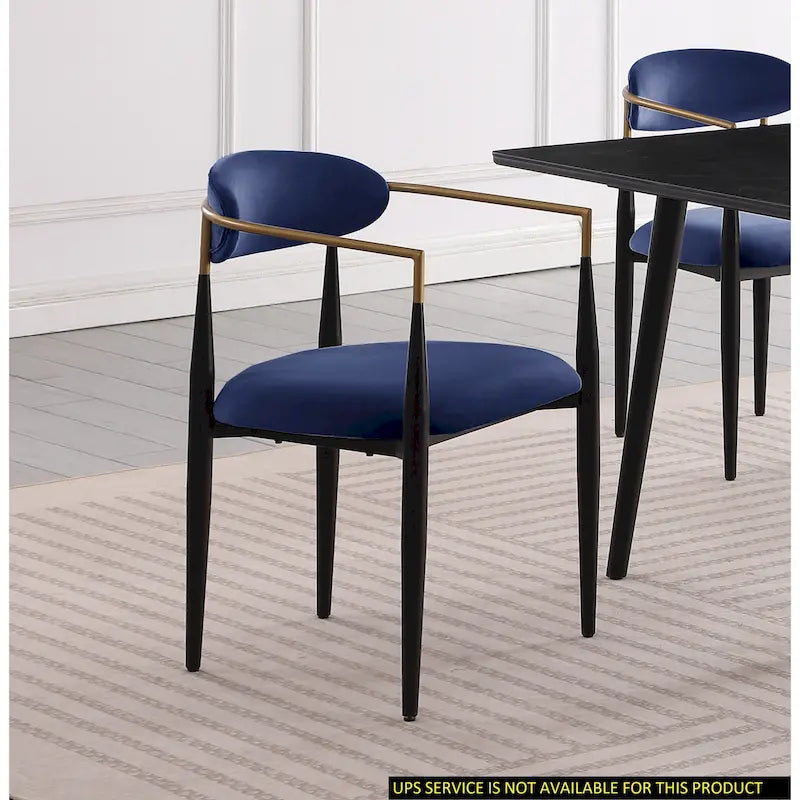 Chaise de salle à manger contemporaine rembourrée avec accoudoirs et structure en métal noir et or