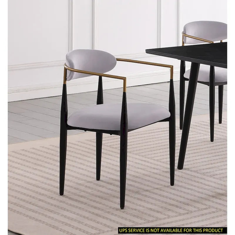 Chaise de salle à manger contemporaine rembourrée avec accoudoirs et structure en métal noir et or