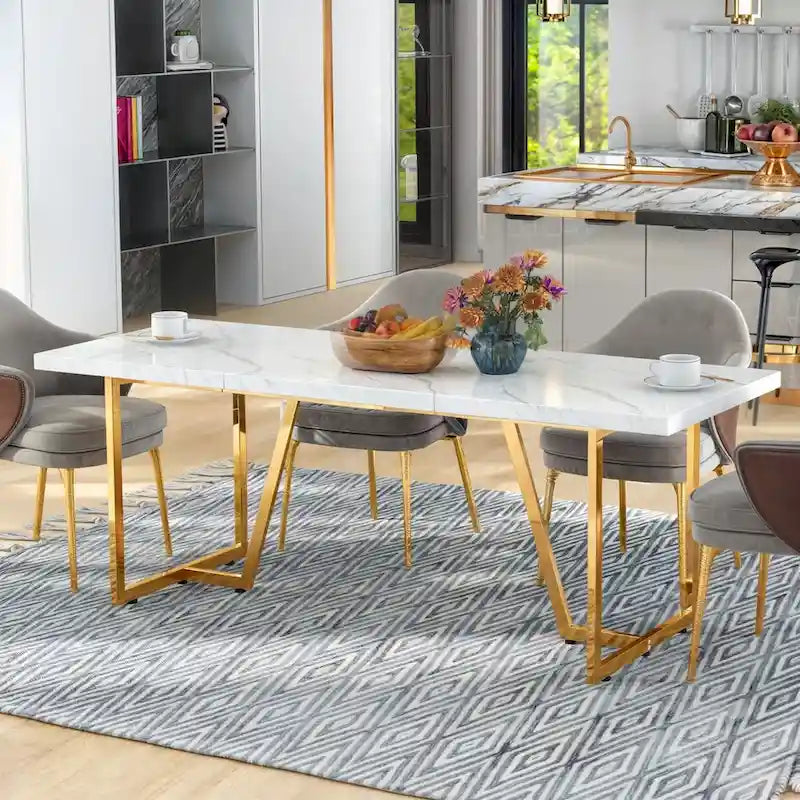 Grande table de salle à manger rectangulaire en faux marbre avec pieds en métal doré, blanc